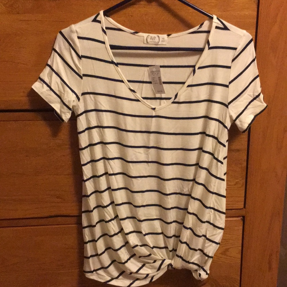 Maurice’s size xs 24/7 tee!
